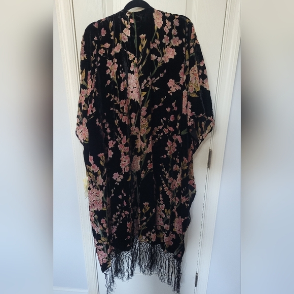 ARATTA Holiday Garden Velvet Black & Floral Kimono with Fringe. OS NWT MSRP $222 - Picture 9 of 11